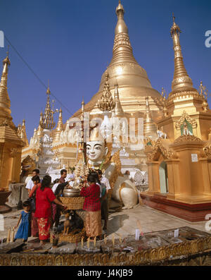 Burma, Rangun, Shwedagon Paya Pagode, Stupas, Gläubigen, mit Asien, Süd-Ost-Asien, Indochina, Burma, Myanmar Naingngandaw Pyidaungsu, Yangon, Stadt, Hauptstadt, Teil der Stadt, Ort von Interesse, UNESCO-Weltkulturerbe, Shwedagon-Pagode, vergoldet, Gold, Golden, Strukturen, Architektur, Tempel, Tempel-Komplex, glauben, Religion, Buddhismus, Ort der Pilgerfahrt, der Pilgerort, Kultur, buddhistische Stockfoto