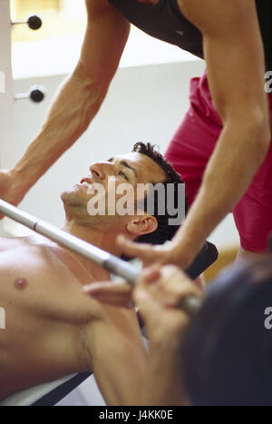 Fitness-Studio, Mann, Diagonale Bank, Hantel Training, Freund, Hilfe, auf die Seite Männer, zwei, jung, sportlich, gut ausgebildete, obere Teile des Körpers frei, training, Gewicht Training, Zug, Kurzhantel, Langhantel, Gewichte, ernst, Stamm, anstrengend, Kraft, Muskeln, straffen, Brustmuskeln, Muskelaufbau, Kraft zusammen, Sport, Sport, Sport, Bodybuilding, innen Stockfoto