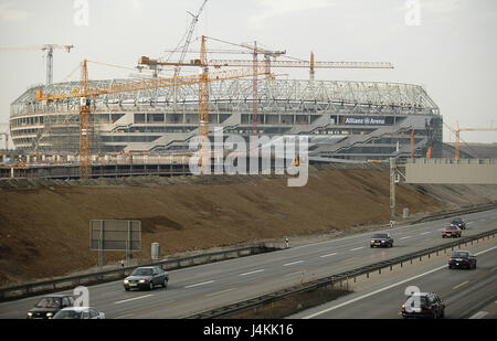 Deutschland, Bayern, München, Fröttmaning, Allianz Arena, Baustelle, nur redaktionell! Europa, Oberbayern, Landeshauptstadt, Stadt, Stadt, Teil der Stadt, Männer bei der Arbeit, Fußballstadion, Sportarena, Fußballarena, Bauphase, Shell, Krane, Fußballverein TSV 1860 München, Bayern München, Korruption, Korruptionsskandal, Bestechungsgeld, Schmiergeld-Skandal, Bau-Skandal, Autobahn, Verkehr, Autos Stockfoto