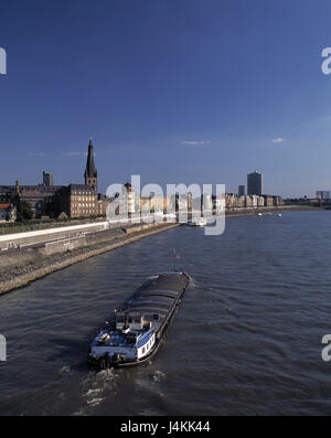 Deutschland, Nordrhein-Westfalen, Düsseldorf, Rhein-Uferpromenade, sperren, Turm, Lambertuskirche, Mann des Mannes hoch steigen Europa, Ruhr Bereich, Niederrhein, Stadt, Europas, Ruhr Gebiet, Niederrhein, Stadt, Blick auf die Stadt, Altstadt, Fluss Rhein, Kanal, Navigation, Frachter, Schiffe, Schiffen, Lastkähne, Uferpromenade, Rheinpromenade, Rheinufer, am Flussufer, Schloss Turm, Lambertikirche, Kirche Stück Lambertus, Vodafone Mannesmann-Hochhaus, Sommer Stockfoto