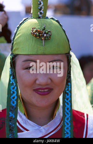 Mongolei, Ulan Bator, Naadam fest, Frau, Urlaub Nationaltracht, Portrait nicht Model-Release Zentralasien, lokale, mongolischen, Trachten, Folklore, Folklore Kleidung, Kopfbedeckung, Rückfahrkamera, Lächeln, Urlaub Tracht, Tradition, Traditionen, schlemmen, Staatsnaadam, Event, Sommer Stockfoto