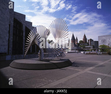 Deutschland, Rheinland-Pfalz, Mainz, Jockel Fuchses Quadrat, Kunststoff "Vitalität", Rathaus, Dom St. Martin und Stück Stephan of Europe, Blick auf die Stadt, Stadtrat, Verwaltungsgebäude, Kommunalverwaltung, Architektur, Square, Rathausplatz, St. Kunst, Kunstobjekt, Skulptur, Künstler Andreu Alfaro, Kunst, Sehenswürdigkeiten, Dom zu Mainz Hintergrund, Struktur, historisch, Kulturgut, Wahrzeichen, Sommer Stockfoto