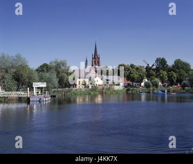Deutschland, Brandenburg, Werder Havel, Altstadt, Blick auf die Stadt, Fluss Föhse, Heilige Geist Kirche, Windmühle Europa, Bezirk Potsdam-nahen Mark, Inselstadt, Havel Insel, Flussinsel, Fluss, Lauf eines Flusses, am Fluss, Ufer der Föhse, Insel Havels Arm, Havel Nebenlauf Föhse, Bootssteg, Bootsanleger, lokale Ansicht, Kirche zum Heiligen Geist, Heiligen-Geist-Kirche, Kirchturm, Turm, Kirche, sakrale Bau, Vaultingpferd Windmühle, Vaultingpferd Windmühle , Strukturen, historisch, Kulturgut, Wahrzeichen, Sehenswürdigkeiten, Sommer Stockfoto