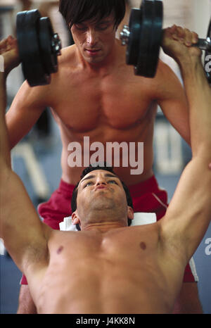 Fitness-Studio, Mann, Diagonale Bank, Hantel Training, Freund, Hilfe Männer, zwei, jung, sportlich, gut ausgebildete, obere Teile des Körpers frei, training, Gewicht Training, Trainer, Hantel, kurz Hanteln, Gewichte, ernst, Belastung, anstrengend, Kraft, Muskeln, straffen, Brustmuskeln, Muskelaufbau, Kraft zusammen, Sport, Sport, Sport, Bodybuilding, innen Stockfoto