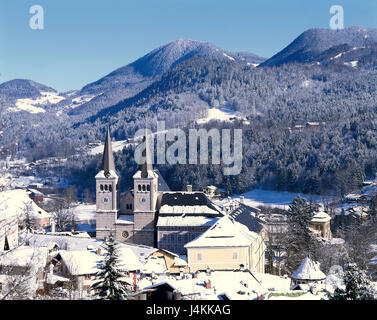 Deutschland, Berchtesgadener Land, Oberau, lokale Ansicht, Königliches Schloss, Stiftskirche Kirche, Winter Europa, Bayern, Berchtesgaden, Luftkurort, Schloss bauen, Pfarrkirche, Kirche, Struktur, Architektur, Sehenswürdigkeiten, Tourismus, Berglandschaft Stockfoto