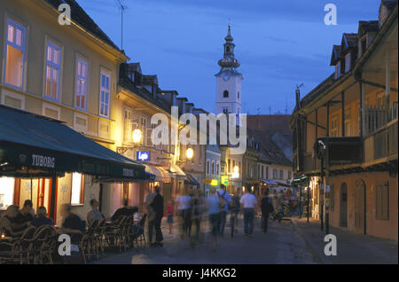 Kroatien, Zagreb, Tkalcicastrasse, Geschäfte, Beleuchtung, Fußgänger, Abend Europa, Südost-Europa, Balkan-Halbinsel, der Balkan-Halbinsel, Republika Hrvatska, Hauptstadt, Stadt, Teil der Stadt, Stadtzentrum, Lane, Passanten, Gebäude, Straßencafé, Lichter, Kirchturm, Turm, Kirche Stockfoto