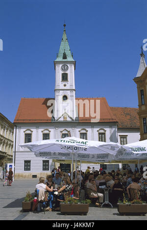 Kroatien, Varazdin, Rathaus, Straßencafé, Gäste, Europa, Südost-Europa, Balkan-Halbinsel, der Balkan-Halbinsel, Republika Hrvatska, Stadt, Teil der Stadt, Stadtzentrum, Gebäude, Rathausturm, Stadtrat, Tourist, Tourismus, Sonnenschirme Stockfoto