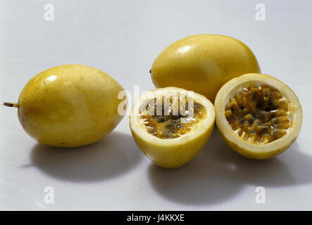 Maracujas, Passiflora Edulis, komplett, Hälften gelbe Passionsfrüchte, Maracuja, gelb, Früchte, Obst, Tropical, Fleisch, Kerne, exotische, tropische Früchte, Ernährung, gesund, Objekt Fotografie, Studio, Stillleben, Freis Platte Stockfoto