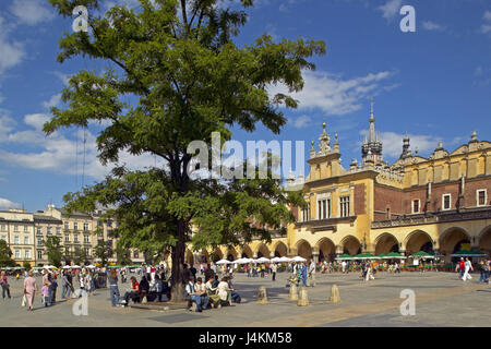 Polen, Krakau, Altmarkt, Tuchhallen, Passanten, Baum, Europa, Osteuropa, Polen, Rzeczpospolita Polska, Krakau, Stadt, Innenstadt, Altstadt, Marktplatz, Zentralmarkt, Rynek Glowny, Platz, Ort von Interesse, UNESCO-Weltkulturerbe, Kultur, Gebäude, Architektur, Tourismus, Tourist Stockfoto