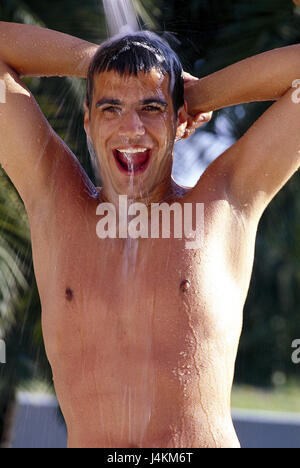 Garten, Mensch, glücklich, den Oberkörper frei, nehmen eine Dusche, eine halbe Porträt außerhalb, jung, Geste, Haare, Sommer, Urlaub, Freizeit, Lifestyle, Wasser, Körperpflege, Cool, Kühlung, aktualisieren, Erfrischung, Wohlbefinden, genießen, angenehmes Gefühl, Lächeln Stockfoto
