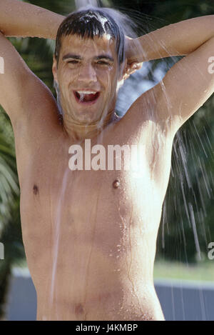 Garten, Mensch, glücklich, den Oberkörper frei, nehmen Sie eine Dusche, eine halbe Porträt, detail sehr eng draußen, junge, Geste, Haare, Sommer, Urlaub, Freizeit, Lifestyle, Wasser, Körperpflege, kühlen, Kühlung, aktualisieren, Erfrischung, Wohlbefinden, genießen, angenehmes Gefühl, Lächeln Stockfoto