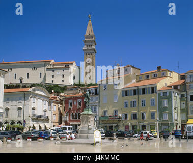 Slowenien, Piran, Blick auf die Stadt, Kirche, Kirchturm, Statue, Giuseppe Tartini Europa, Republika Slovenija, Istrien, Pirano, Stadt, Stadt am Meer, Hafen, Kirche, Kathedrale, baut im Jahre 1317 begonnen, vollendet im Jahre 1637, Campanile, Denkmal, italienischer Violinist, Komponist Stockfoto