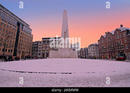 Mit dem National Monument im Winter verschneiten Dam in Amsterdam Niederlande Stockfoto