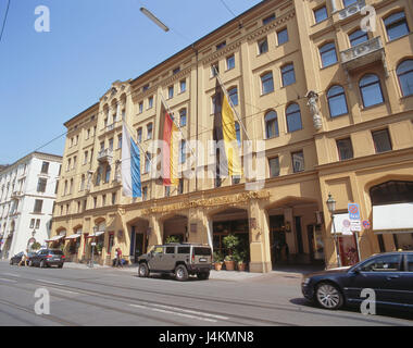 Deutschland, Bayern, München, Maximilianstraße, Hotel vier Jahreszeiten Kempinski Europa, Süddeutschland, Oberbayern, Landeshauptstadt, Stadt, Stadt, Stadtteil Altstadt / Lehel, Straße, shopping Street, Pracht Meile, Boulevard, edel, "eine der teuersten Straßen Deutschlands", Architektur, bauen, Sehenswürdigkeit, teuer, edel, luxuriös, exklusiv, Hotelgebäude, fünf-Sterne-Hotel, Hotel mit gehobenem Niveau, Flaggen, Fahnen Stockfoto