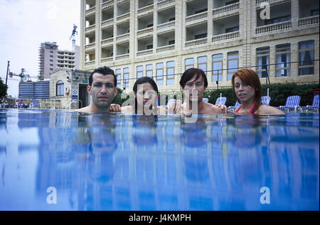 Pool, clique, ernst, haben ein Bad, Gruppenfoto, Portrait, Gruppe, Freunde, vier, Paare, junge, zusammen, Urlaub, Freizeit, Sommer, draußen, tuning, negativ, Wasser, stehen, Schwimmbad, Hintergrund, Hotel, Gebäude Stockfoto