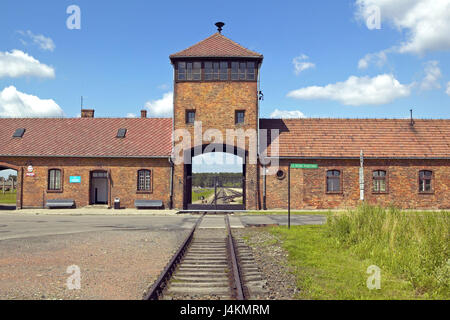 Polen, Birkenau, Landesmuseum, Gebäude, Tor, Eisenbahnschienen, Gefängnis Camping Europa, Rzeczpospolita Polska, kleine Pole, Auschwitz II, Konzentrationslager, Wojew½dztwo Malopolskie Oswiecim, Zweiter Weltkrieg, Kriegsgeschichte, Zerstörung Lager, Lager SS-Zerstörung, Gefangener des Krieges Lager, Massenvernichtungswaffen, Antisemitismus, Denkmal, Erinnerung, UNESCO-Weltkulturerbe, Ort von Interesse, Schienen, Gleise, Turm, Tor-Turm, Auffahrt, Himmel, Wolken Stockfoto