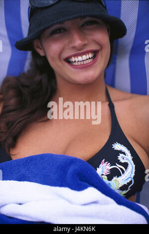 Frau, junge, Lächeln, solar Hut, Porträt Frauen Portrait, Langhaarig, dunkelhaarige, attraktiv, natürlich, fröhlich, fröhlich, Sommer, Urlaub, Freizeit, draußen, Bikini, Handtuch, Kopfbedeckungen Stockfoto