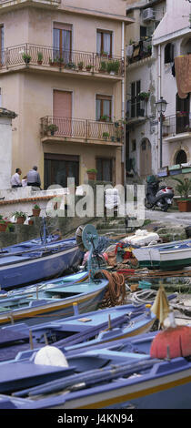 Italien, Kalabrien, Scilla, Wohnhäuser, Strand, Bootssteg, Angelboote/Fischerboote Süditalien, Meer, Mittelmeer, Tyrrhenisches Meer, Blick auf die Stadt, Häuser, Boote, hölzernen Stiefel, Wirtschaft, Angeln Stockfoto