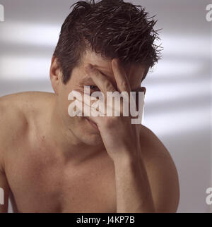 Mensch, glücklich, oberen Teile des Körpers frei, Geste, Lay, Blick, Cover Studio, junge, gute Laune, Spaß, lustig, verstecken, Verlegenheit, sind beschämt, verlegen, Ausdruck, tuning, positiv Stockfoto