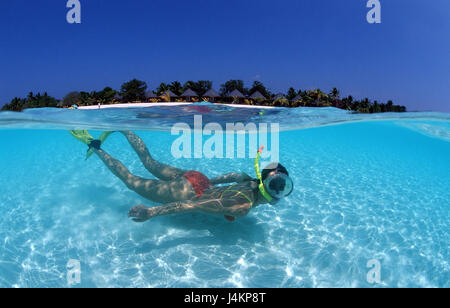 Die Malediven Insel Kuredu, Meer, Frau, zu Schnorchel Stockfoto