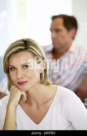 Frau, Lächeln, selbstbewusst, Hintergrund, Mann, schmollen, abwenden, Unschärfe, Porträt, Frauen Porträt, 20-30 Jahre, attraktiv, blond, Schönheit, Selbstbewußtsein, Selbstbewusstsein, selbstbewusst, kämpfen, Unterschied der Meinung, Triumph, Stille, Stille, nachdenklich, Zwietracht, Entfernung, Stockfoto