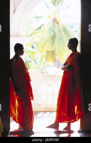 Sri Lanka, Dikwella, Tempel Wewurukannala Vihara, Tür, Mönche Südasien, Insel, Island state, Provinz des Südens, Dickwella, Kreuzgang, buddhistische, Buddhismus, glauben, Religion, Kloster-Anlage, Wewurukannala Kloster, glauben, Religion, buddhistische, Gespräch, Unterhaltung, stehen, warten, kein Model-Release! Stockfoto