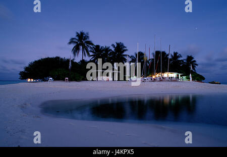 Die Malediven, Touristenresort Holiday Island, Dämmerung Stockfoto