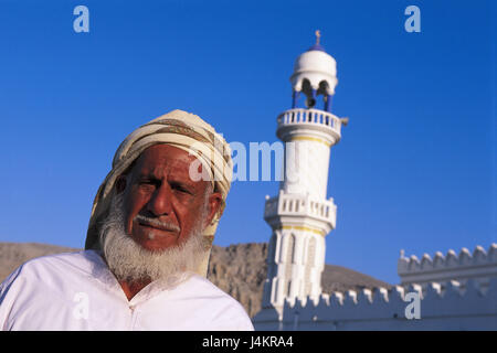 Oman, Halbinsel Musandam, Khasab, Mann, Porträt, Moschee, Detail, Minarett Front Osten, im Nahen Osten, Naher Osten, Arabische Halbinsel, Sultanat Oman, Region Musandam, Küstenregion, Hauptgeschäftssitz Al-Khasab, Straßenszene, Person, lokale, Kopfbedeckungen, Turban, Bart, Hintergrund, Aufbau, Struktur, Islam, kein Model-Release! Stockfoto