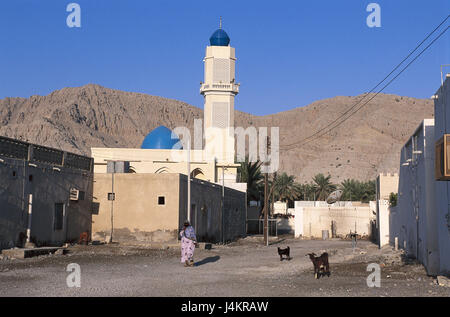 Oman, Halbinsel Musandam, Khasab, lokale Ansicht, Straßenszene, Moschee Front Osten, im Nahen Osten, Naher Osten, Arabische Halbinsel, Sultanat Oman, Region Musandam, Küstenregion, Principal Ort Al-Khasab, Straße, Frau, Ziegen, Häuser Stockfoto