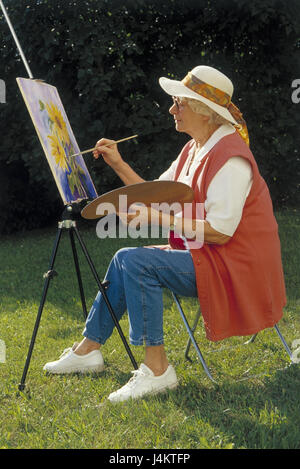 Garten, Senior, Lack Frau, alt, Maler, Hobbymaler, Zeichen, malen, Freizeit, Hobby, Aktivität, Staffelei, Künstler, Kunst-Zeiten, Malerei, des Malers Staffelei, kreativ, Kreativität, Freizeitbeschäftigung, Konzentration Stockfoto