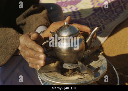 Libyen, Wüste Sahara, Region des Fessan, wilde Landschaft, Ruhe, Mann, Targi, Detail, Hände, Teekanne, Vorbereitung Afrika, Nordafrika, Landschaft, trockenen Region, Wüstensand, Sandwüste, Tuareg, warm, traditionell, Konzeption, Pause, Tee, Zubereitung, Getränk, Durst, Trockenheit, Hitze, Kälte, Trockenheit, Leben Feindseligkeit, wilde Fahrt Stockfoto