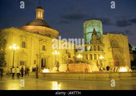 Spanien, Valencia, Altstadt, Plaza De La Virgen, Kathedrale, el Cimborrio, Abend, kein Model-Release Europa, Valencia Stadt, Stadtzentrum, Platz, Brunnen, Kirche, Arcade-Spaziergang symbol Rio Turia, auf der linken Basilika de Nuestra Senora de aus Desamparados, Verbindungsgang, auf die richtige Cateral de Santa Maria, die Apostel Portal, Puerta de aus Apostoles, Hintergrund Kreuzung Kuppel Pfeilerpaare, Sehenswertes, Dämmerung , Passanten Stockfoto