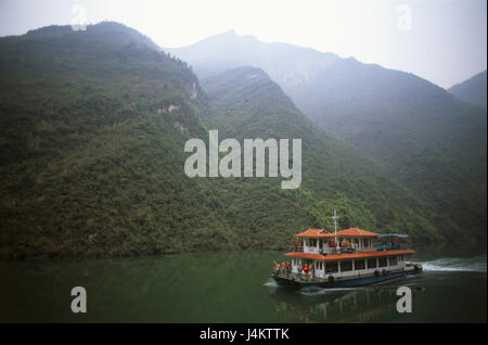 China, Provinz Hubei, flux Yangzi, Wu Xia, Urlaub versenden, Asien, Ostasien, Westchina, Yangzi-Jiang, der Jangtsekiang, die Chang, "lange aktuell", Felsen, Steilküste, Küste, Galle Ufer, Natur, Landschaft, Bergen, Wu-Schlucht, Schlucht, Ort von Interesse, Boot, Schiff, Boot tour, Ausflug, Tourismus Stockfoto