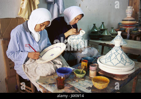 Marokko El Jadida Arbeiter Keramik Gefasse Malen Keine Modellfreigabe Nordwestafrika Westkuste Frauen Einheimischen Kopftuch Kopfbedeckungen Teller Kruge Vasen Handbemalen Arbeit Beruf Handwerk Handwerk Andenken Wirtschaft Handel