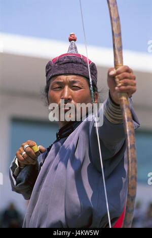 Mongolei, Ulan Bator, Naadam fest, Bogenschütze, halbe Porträt keine Modellfreigabe Zentralasien, lokale, Mongolen, Mann, Pfeil und Bogen, Bogenschießen, Konzentration, Event, Tradition, Traditionen, schlemmen, Staatsnaadam, Event, Sommer, Konzeption, Sport, Belastung, Genauigkeit, Ziel Sicherheit, Besprechung, schießen, draußen Stockfoto