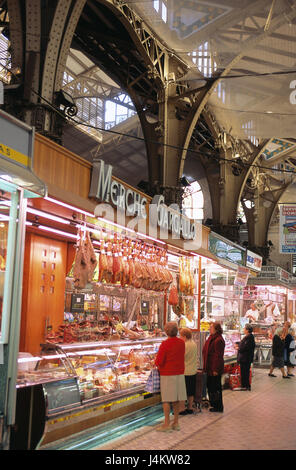 Spanien, Valencia, Stadtzentrum, Altstadt, Mercat Central, Markthalle, Verkaufsstände, Kunden, kein Model-Release, Valäncia, Valencia Stadt, des Händlers vierten el Mercat, Plaza del Mercado, Gebäude, historisch, Architektur, Baustil Jugendstil, Sehenswürdigkeit, Markt, Markt Stände, Geschäfte, Metzger, Handel, Vertrieb, Essen, Schinken, Wurst, innen Stockfoto