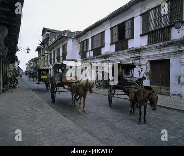 Den Philippinen, Luzon, Vigan, Lane, Pferdekutschen Süd-Ost-Asien, malaiischen Archipel, Inselgruppe, Insel, Blick auf die Stadt, Straße, Crisologo, Häuser, Wohnhäuser, Motorrad-Kombination des Pferdes, Pferde, Kutschen, Tourismus, Transport, Förderung, UNESCO-Weltkulturerbe Stockfoto