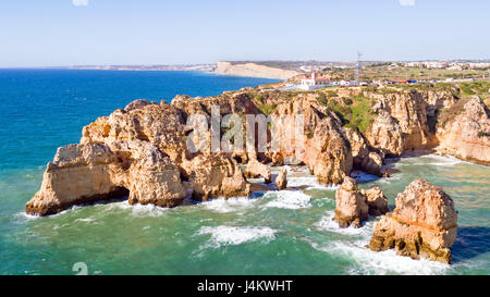 Luftaufnahmen von Ponte Piedade mit dem Leuchtturm in Lagos Portugal Stockfoto