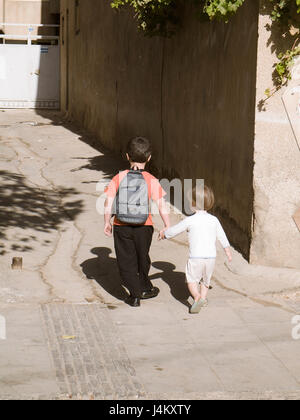 Der große Bruder die Hand zu Fuß der kleine Bruder von der Schule nach Hause, Shiraz, Iran Stockfoto