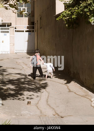 Der große Bruder die Hand zu Fuß der kleine Bruder von der Schule nach Hause, Shiraz, Iran Stockfoto