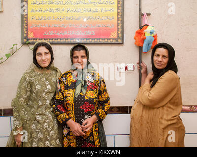 Frauen von einer Nomadenfamilie Qashqai in ihrem Haus in der Nähe von Firuzabad, Iran Stockfoto