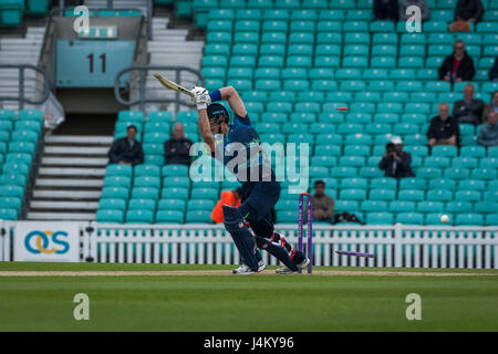 Kent Schlagmann verliert seine Pforte mit den Stümpfen fliegen in einem eines Tages Cricket match bei The Oval gegen Surrey Stockfoto