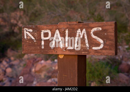 Palmen-Zeichen entlang Palm Canyon Trail, Kofa National Wildlife Refuge, Arizona Stockfoto