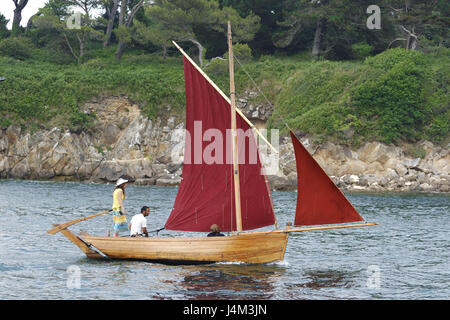 Hölzerne Segelboot vor der Insel Tridtan, 'Temps Fête", maritime Festival, Douarnenez (Bretagne, Frankreich). Stockfoto