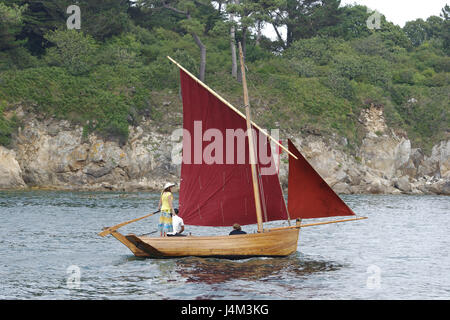 Hölzerne Segelboot vor der Insel Tristan, maritime Festivals "Temps Fête", Douarnenez (Bretagne, Frankreich). Stockfoto