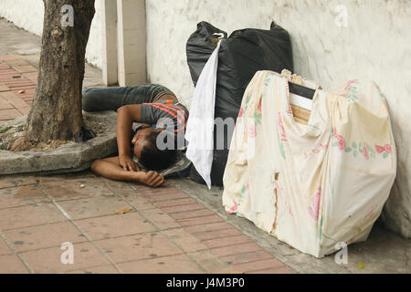 Mann auf dem Bürgersteig liegen. Pattaya. Thailand. Stockfoto