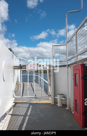 Fußgänger, Auto und Zyklus-Fähre, die Lake Windermere vom Ostufer in Bowness-on-Windermere Ferry House auf dem westlichen Ufer überquert Stockfoto