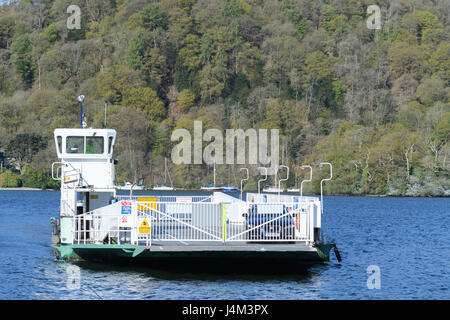 Fußgänger, Auto und Zyklus-Fähre, die Lake Windermere vom Ostufer in Bowness-on-Windermere Ferry House auf dem westlichen Ufer überquert Stockfoto