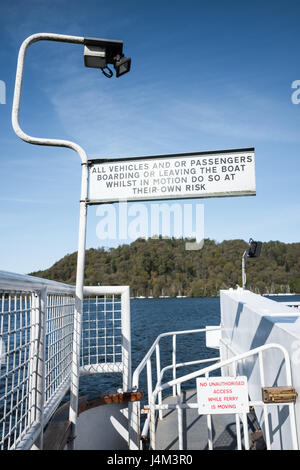 Fußgänger, Auto und Zyklus-Fähre, die Lake Windermere vom Ostufer in Bowness-on-Windermere Ferry House auf dem westlichen Ufer überquert Stockfoto