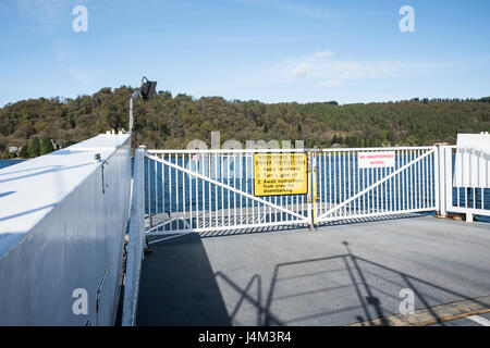 Fußgänger, Auto und Zyklus-Fähre, die Lake Windermere vom Ostufer in Bowness-on-Windermere Ferry House auf dem westlichen Ufer überquert Stockfoto